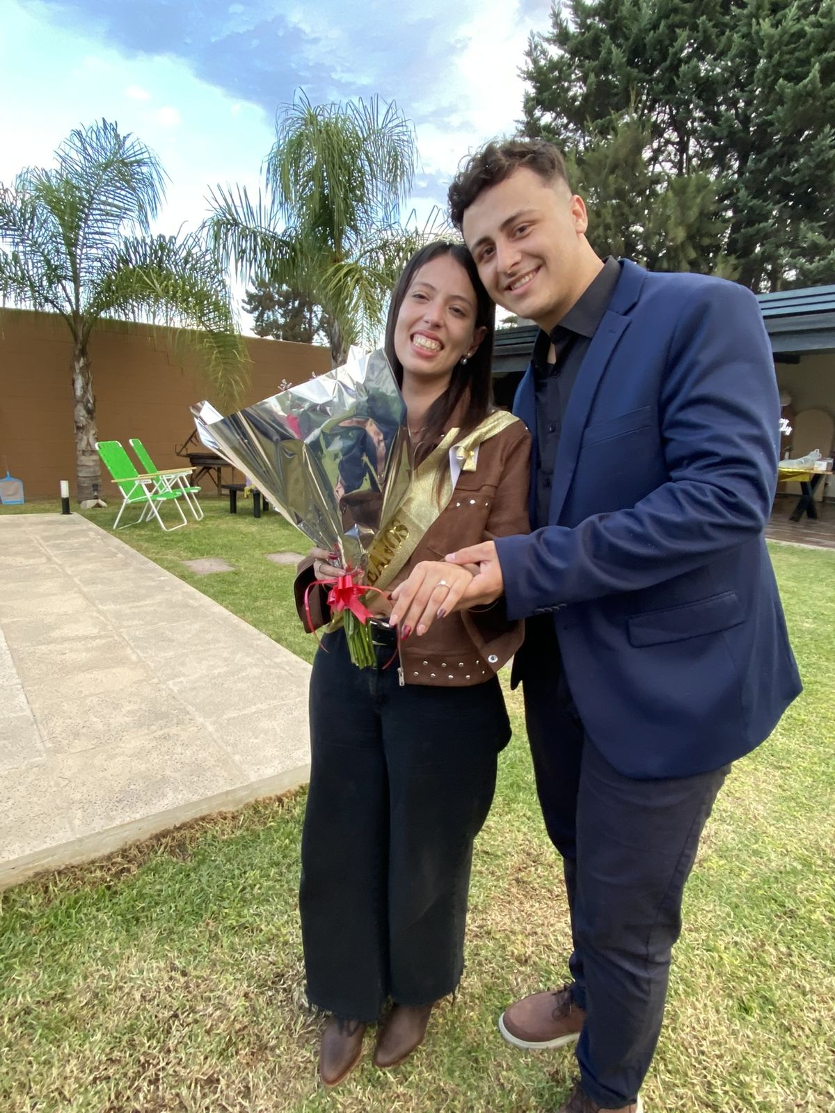 Ludmila mostrando el anillo
